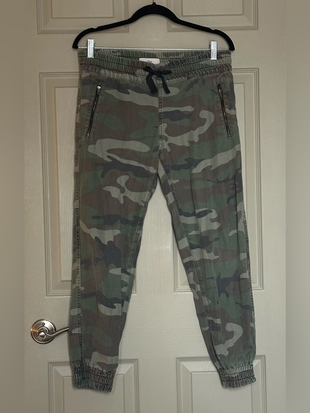 TNA Camouflage Camo Jogger Pants in Olive & Khaki - Size Small